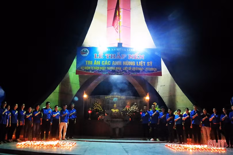 Ngàn ngọn nến bừng sáng trên mộ liệt sỹ ở Hà Tĩnh
