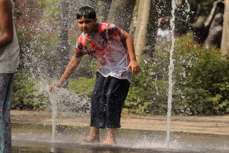 Người dân Mỹ chống chọi với đợt nắng nóng trên 40 độ C