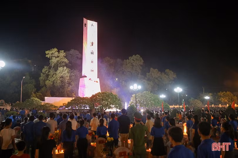 Ngàn ngọn nến bừng sáng trên mộ liệt sỹ ở Hà Tĩnh