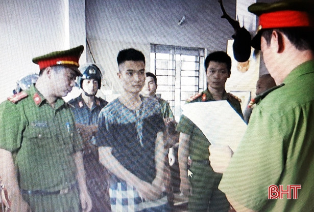 Đòi nợ bất thành, ném cả cốc nước vào đầu khiến 2 người nhập viện