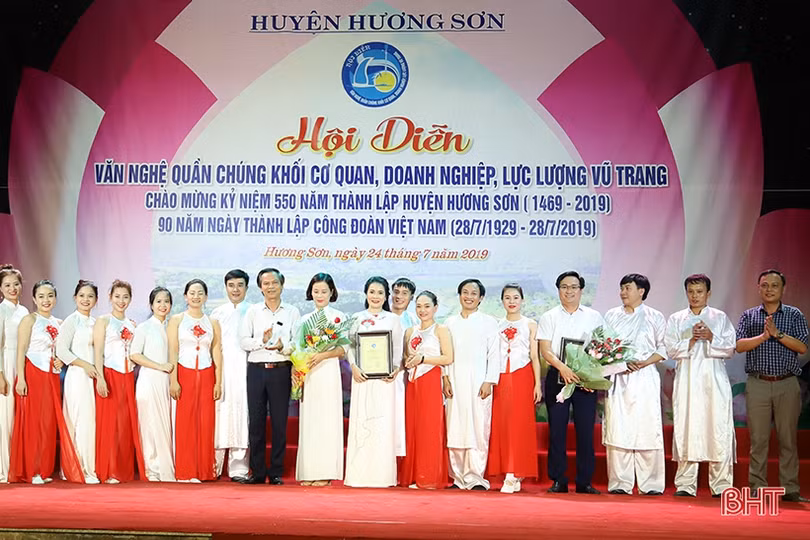 Ấn tượng hội diễn chào mừng kỷ niệm 550 năm thành lập huyện Hương Sơn