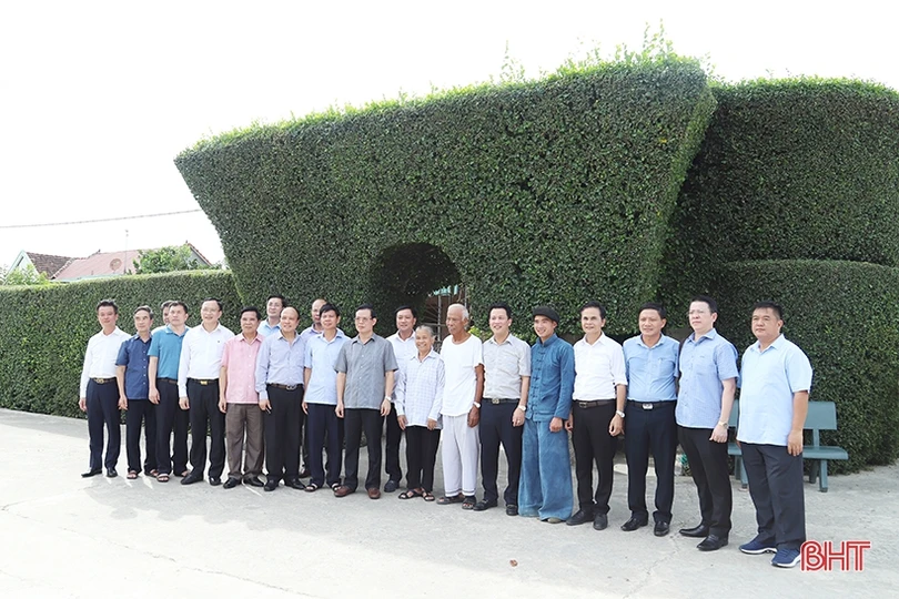 Đoàn cán bộ tỉnh Hà Giang dâng hương tại các “địa chỉ đỏ” của Hà Tĩnh