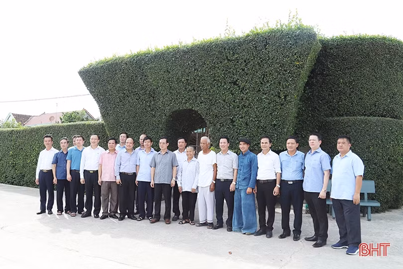 Đoàn cán bộ tỉnh Hà Giang dâng hương tại các “địa chỉ đỏ” của Hà Tĩnh