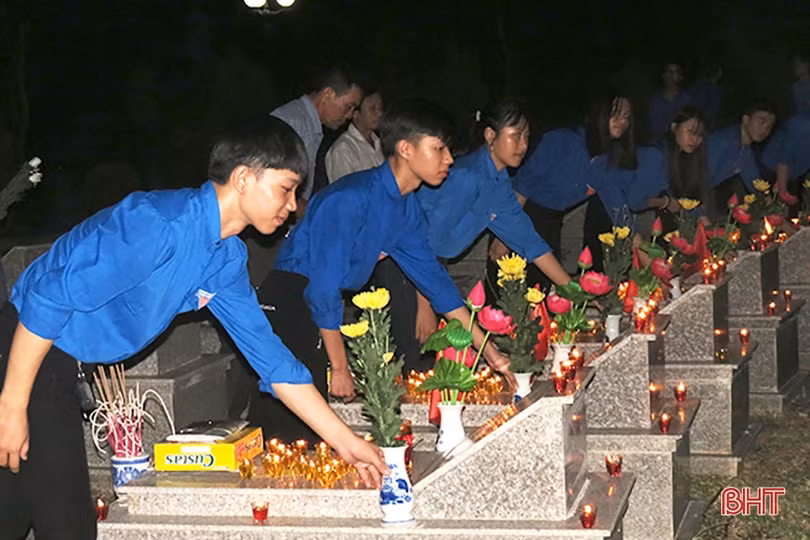 Ngàn ngọn nến bừng sáng trên mộ liệt sỹ ở Hà Tĩnh