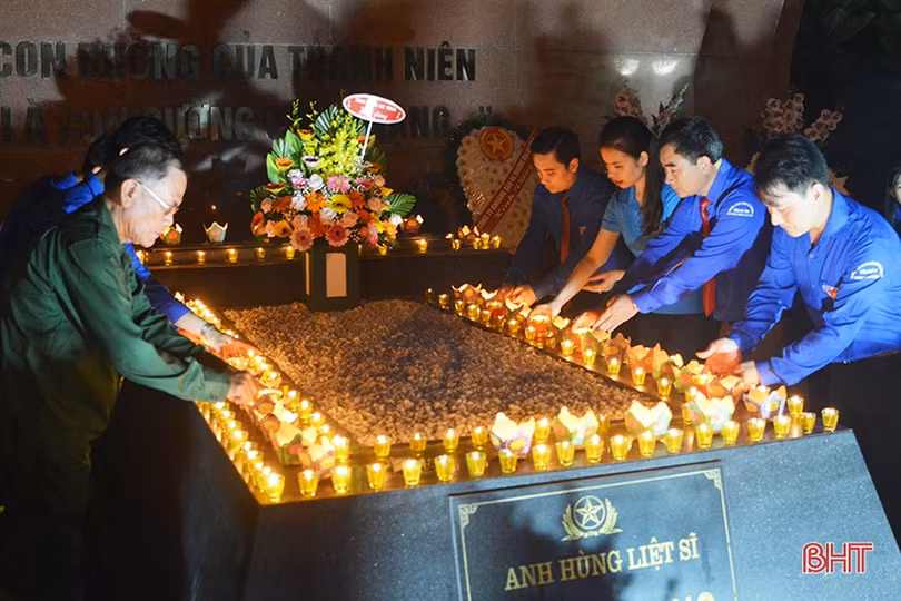 Lung linh ngọn nến tưởng nhớ người đoàn viên cộng sản đầu tiên