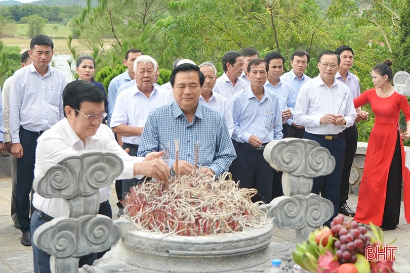 Nguyên Chủ tịch nước Trương Tấn Sang dâng hương các địa chỉ đỏ, tham quan NTM ở Hà Tĩnh