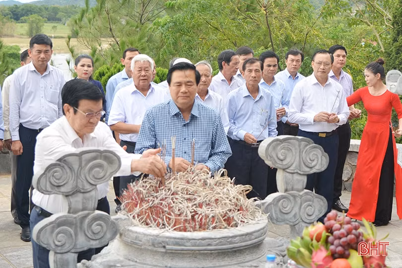 Nguyên Chủ tịch nước Trương Tấn Sang dâng hương các địa chỉ đỏ, tham quan NTM ở Hà Tĩnh