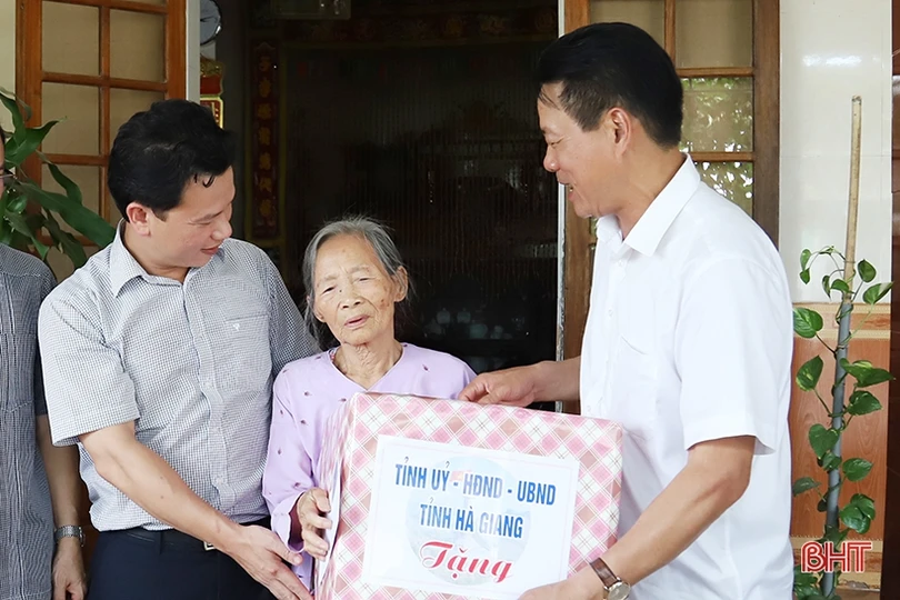 Đoàn cán bộ tỉnh Hà Giang dâng hương tại các “địa chỉ đỏ” của Hà Tĩnh