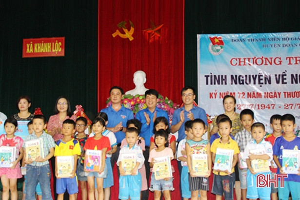 Đoàn Thanh niên Bộ GD&ĐT tặng quà gia đình chính sách và học sinh Can Lộc