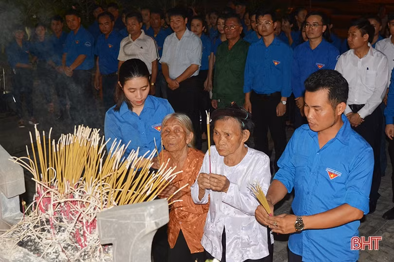 Lung linh ngọn nến tưởng nhớ người đoàn viên cộng sản đầu tiên