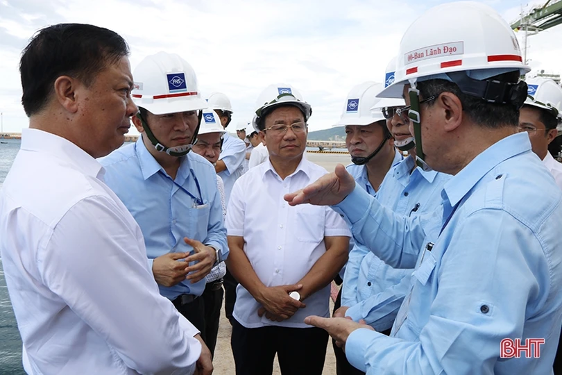 Bộ trưởng Tài chính Đinh Tiến Dũng tham quan KKT Vũng Áng