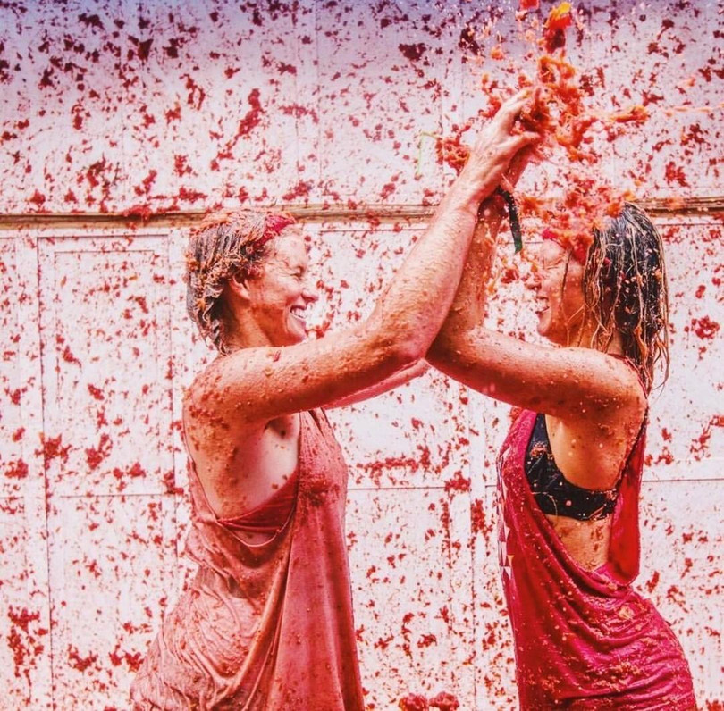 Bơi giữa “cơn lũ” cà chua trong lễ hội độc đáo ở Tây Ban Nha