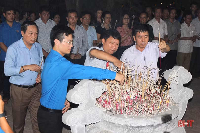 Ngàn ngọn nến bừng sáng trên mộ liệt sỹ ở Hà Tĩnh