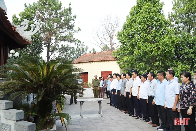 Đoàn cán bộ tỉnh Hà Giang dâng hương tại các “địa chỉ đỏ” của Hà Tĩnh