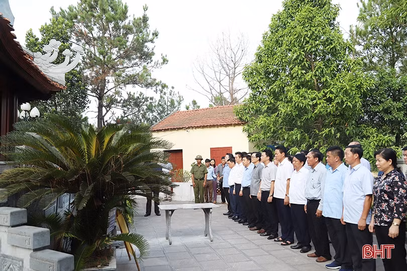 Đoàn cán bộ tỉnh Hà Giang dâng hương tại các “địa chỉ đỏ” của Hà Tĩnh