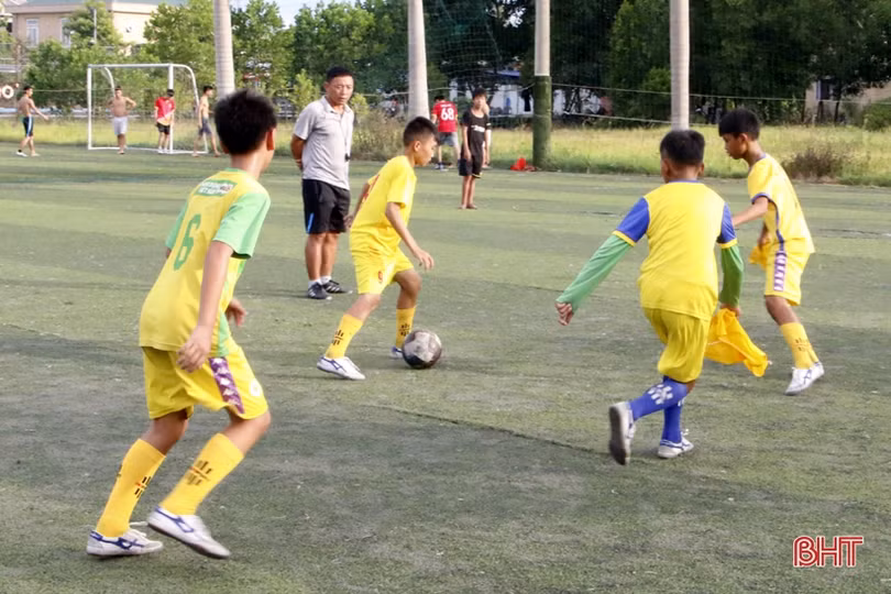 Những cậu bé ở Hà Tĩnh “quên” khó khăn, đam mê bóng đá
