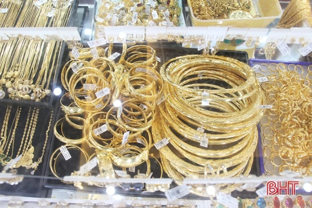 Giá vàng cao kỷ lục, người dân Hà Tĩnh tranh thủ bán kiếm lời