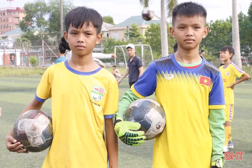 Những cậu bé ở Hà Tĩnh “quên” khó khăn, đam mê bóng đá
