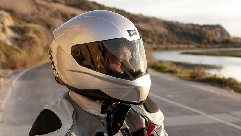 Mũ bảo hiểm tích hợp máy lạnh ra mắt, đi môtô khỏi lo nóng đầu