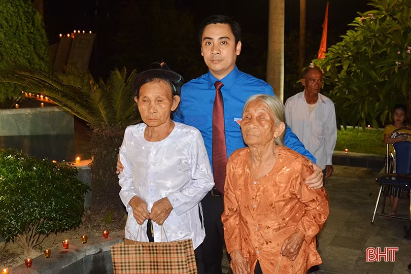 Lung linh ngọn nến tưởng nhớ người đoàn viên cộng sản đầu tiên