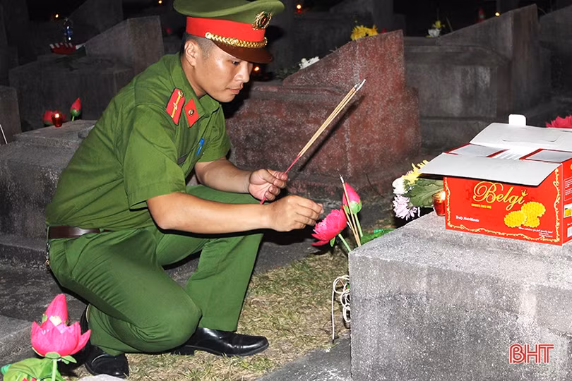 Ngàn ngọn nến bừng sáng trên mộ liệt sỹ ở Hà Tĩnh