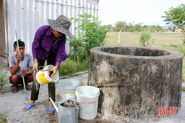 Nắng nóng kéo dài, người dân Kỳ Tây khổ sở xách xô đi xin nước