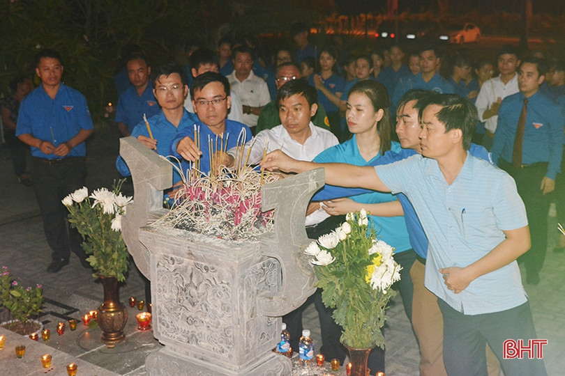 Lung linh ngọn nến tưởng nhớ người đoàn viên cộng sản đầu tiên