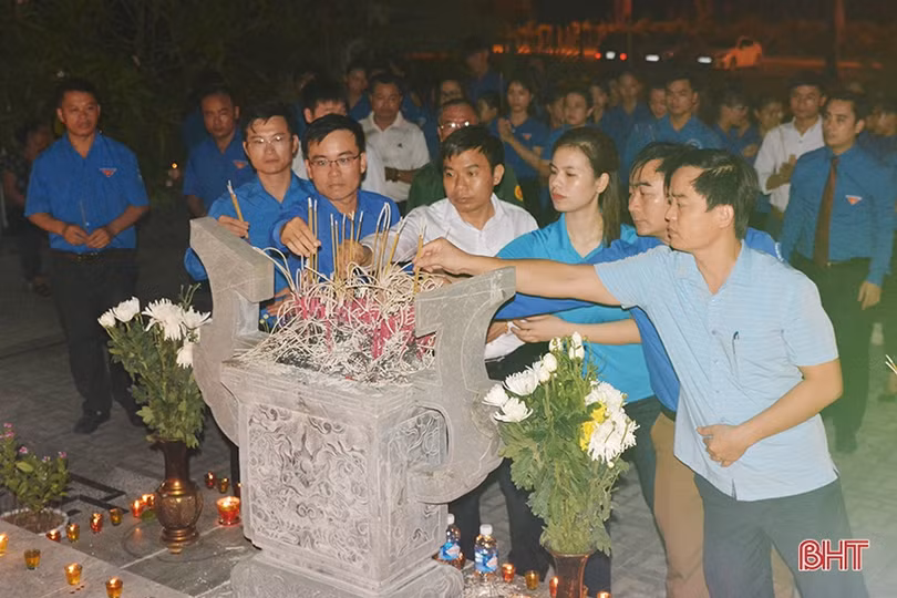 Lung linh ngọn nến tưởng nhớ người đoàn viên cộng sản đầu tiên