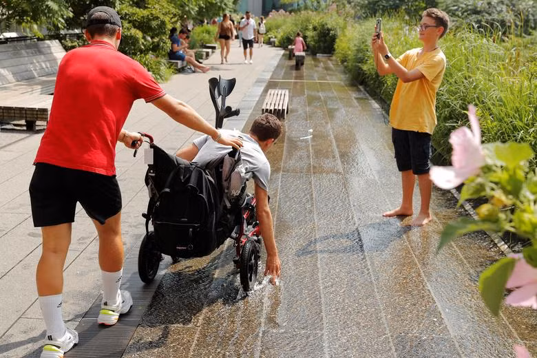 Người dân Mỹ chống chọi với đợt nắng nóng trên 40 độ C