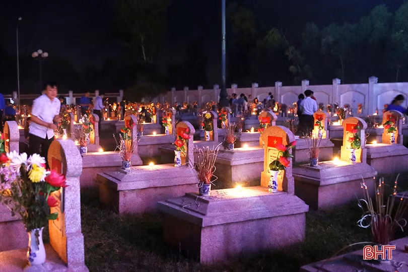 Ngàn ngọn nến bừng sáng trên mộ liệt sỹ ở Hà Tĩnh