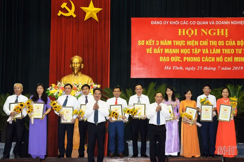 Đảng ủy Khối CCQ&DN Hà Tĩnh vinh danh 47 tập thể, cá nhân học và làm theo Bác