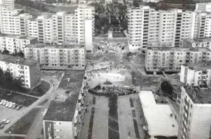 Tòa nhà 7.600 tấn được xẻ đôi để xây đại lộ