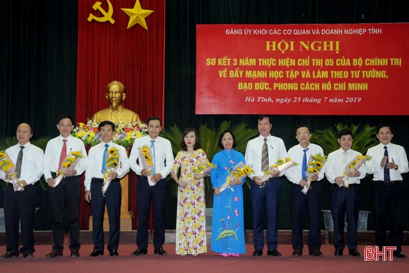 Đảng ủy Khối CCQ&DN Hà Tĩnh vinh danh 47 tập thể, cá nhân học và làm theo Bác