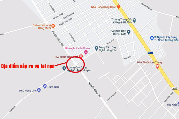 Xe khách “lùa” Honda CRV lên vỉa hè, 2 người bị thương