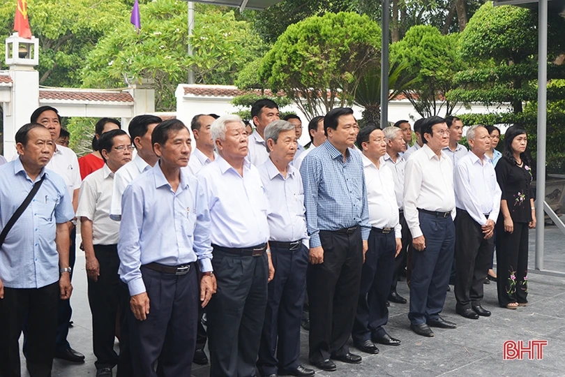 Nguyên Chủ tịch nước Trương Tấn Sang dâng hương các địa chỉ đỏ, tham quan NTM ở Hà Tĩnh