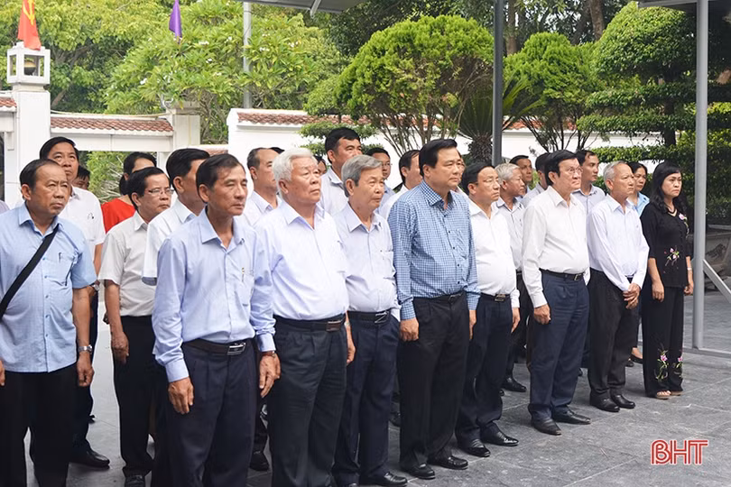 Nguyên Chủ tịch nước Trương Tấn Sang dâng hương các địa chỉ đỏ, tham quan NTM ở Hà Tĩnh