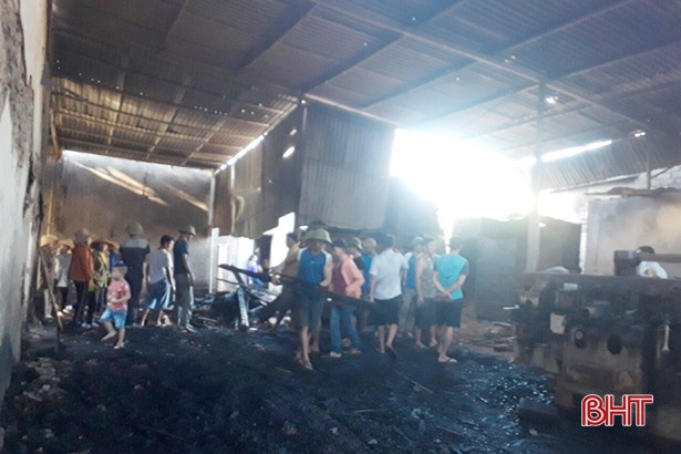 Hà Tĩnh: “Bà hỏa” thiêu rụi nhà ở và xưởng mộc ước tính hàng tỷ đồng