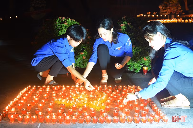 Lung linh ngọn nến tưởng nhớ người đoàn viên cộng sản đầu tiên