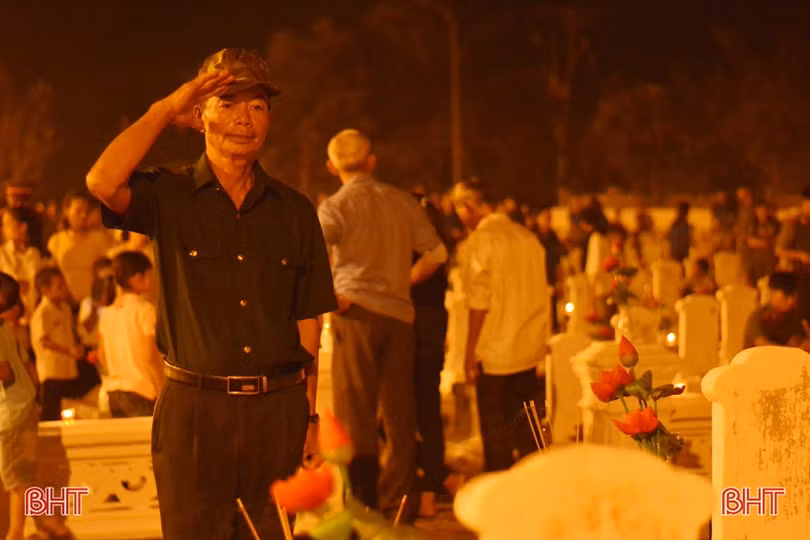 Ngàn ngọn nến bừng sáng trên mộ liệt sỹ ở Hà Tĩnh
