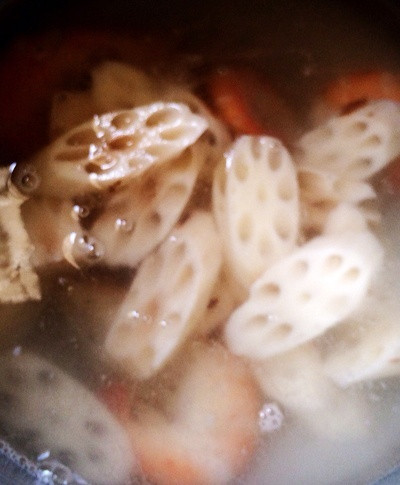 Canh tôm nấu củ sen thanh mát giúp ngủ ngon mùa nóng