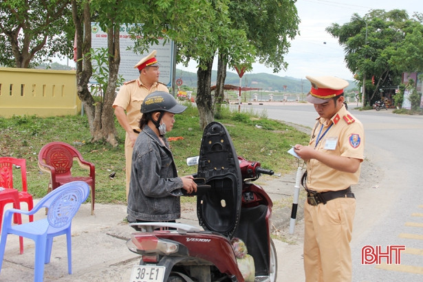 Vũ Quang xử lý 40 trường hợp vi phạm ATGT sau 1 tuần ra quân