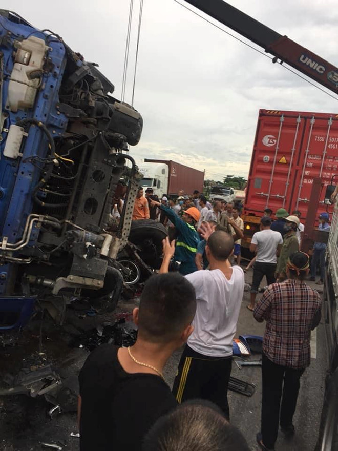 5 người bị xe tải đè chết khi đứng xem tai nạn giao thông