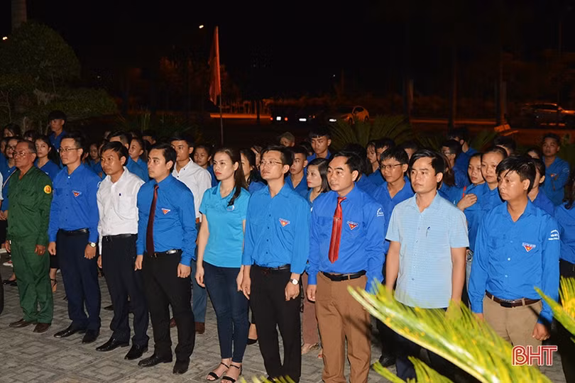 Lung linh ngọn nến tưởng nhớ người đoàn viên cộng sản đầu tiên