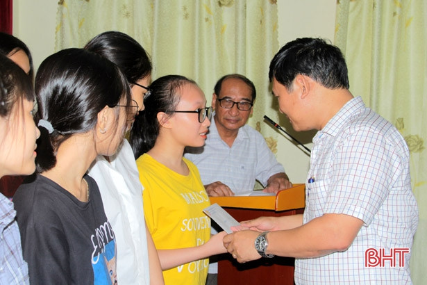 Nghi Xuân trao 64 triệu đồng cho học sinh nghèo vượt khó