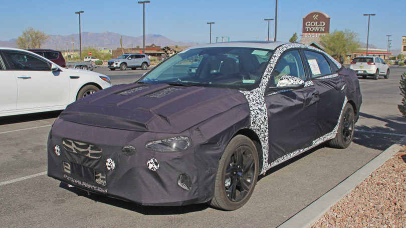 Hyundai Elantra thế hệ mới lần đầu lộ diện trên đường chạy thử