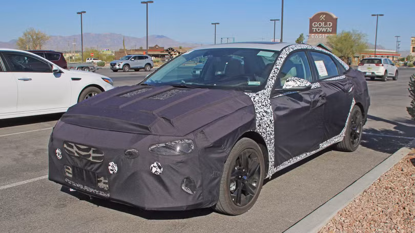 Hyundai Elantra thế hệ mới lần đầu lộ diện trên đường chạy thử