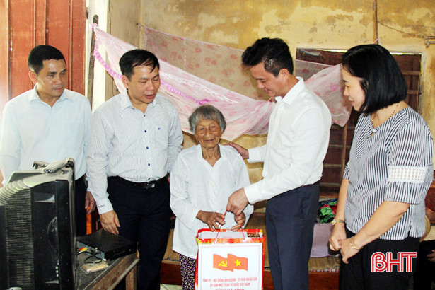 Trưởng ban Nội chính Tỉnh ủy Hà Tĩnh thăm hỏi gia đình chính sách ở Kỳ Anh