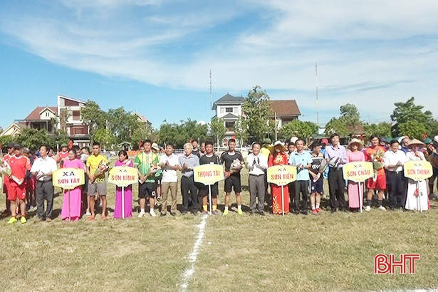 Khởi tranh giải bóng đá nam mừng 550 năm thành lập huyện Hương Sơn