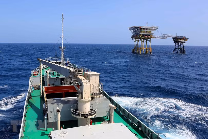 Hình ảnh nhà giàn DK1 vững vàng nơi đầu sóng ngọn gió