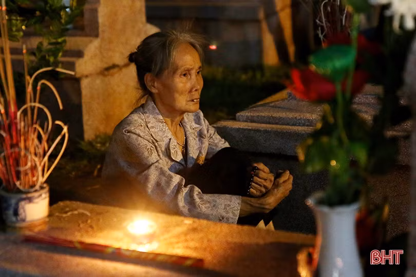 Ngàn ngọn nến bừng sáng trên mộ liệt sỹ ở Hà Tĩnh